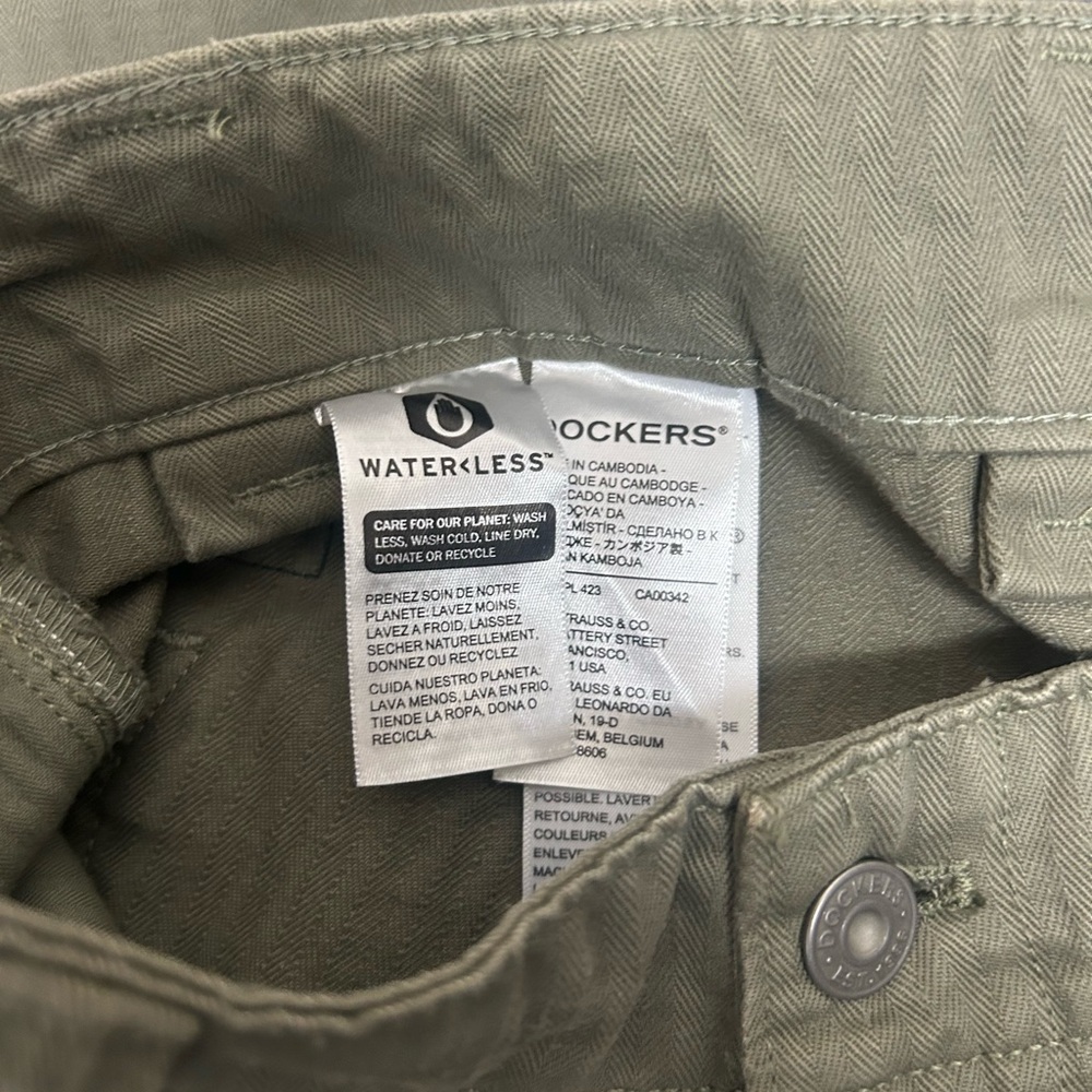 Dockers Men's Cargo Pants in Olive - Picture 8 of 8